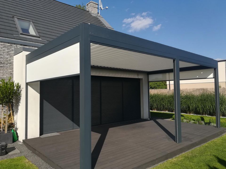 Pergola lamelowa ze screenami i oświetleniem - czego więcej chcieć?