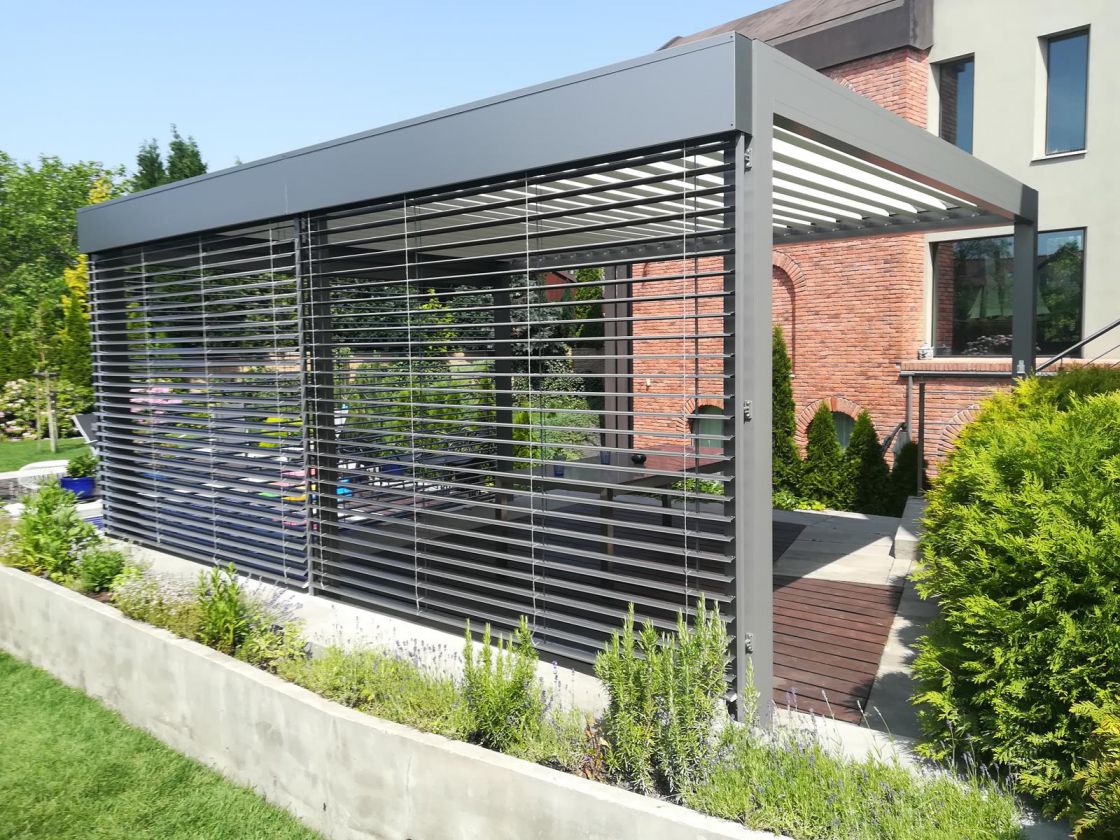 Pergola lamelowa z żaluzjami poziomymi w wyposażeniu