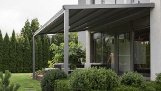 Pergola idealnie wkomponowana w domek jednorodzinny